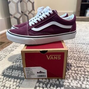 New condition women’s Old Skool Vans, size 9, worn twice